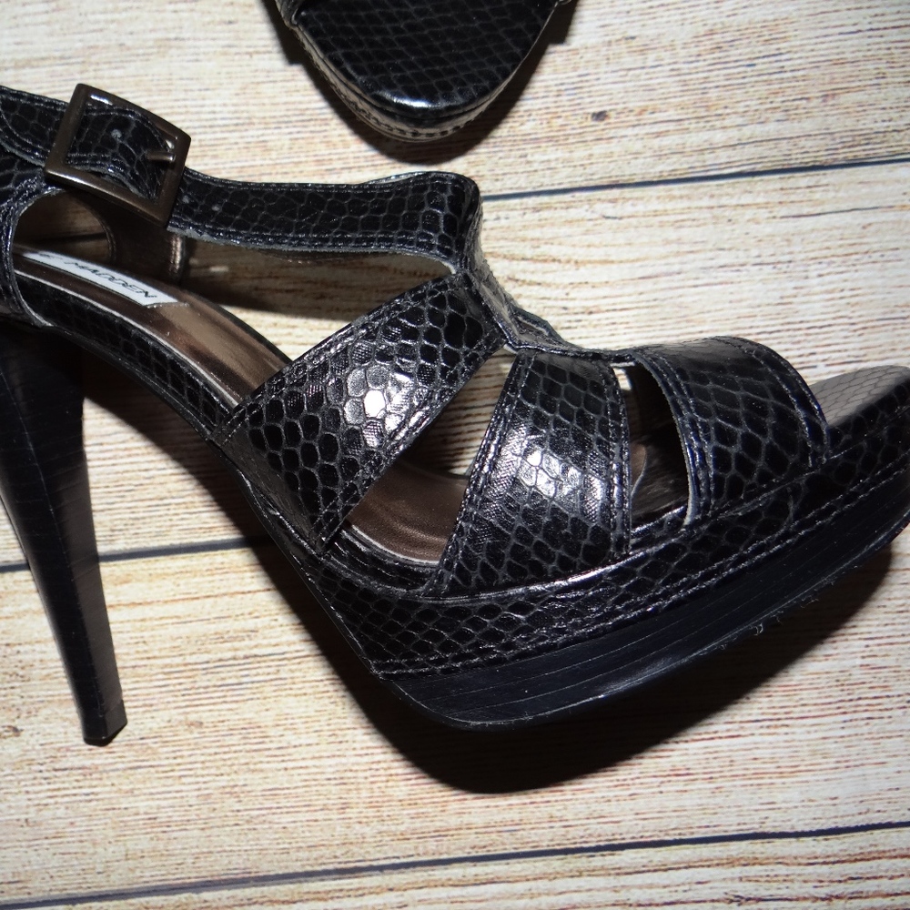 STEVE MADDEN Black Reptile Print Open Toe